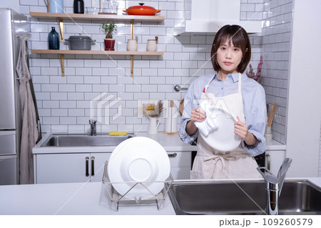 台所で皿を拭く女性 台所で皿を拭く女性 109260579