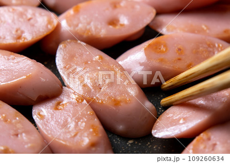 魚肉ソーセージ(斜め切り)をフライパンで炒める調理シーン。 魚肉ソーセージ(斜め切り)をフライパンで炒める調理シーン。 109260634