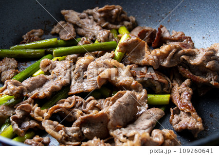 牛肉とにんにくの芽の炒め物、調理シーン。 牛肉とにんにくの芽の炒め物、調理シーン。 109260641