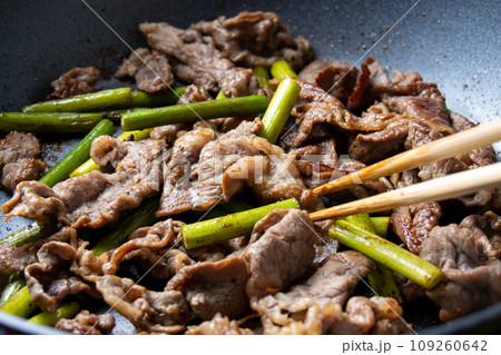 牛肉とにんにくの芽の炒め物、調理シーン。 109260642