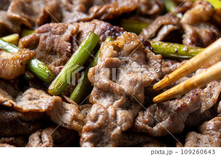牛肉とにんにくの芽の炒め物、調理シーン。 牛肉とにんにくの芽の炒め物、調理シーン。 109260643