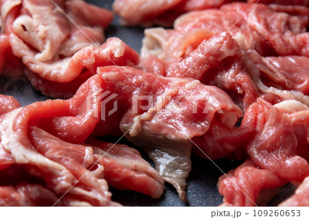 牛肉(モモ切り落とし)をフライパンで炒める調理シーン。 牛肉(モモ切り落とし)をフライパンで炒める調理シーン。 109260653