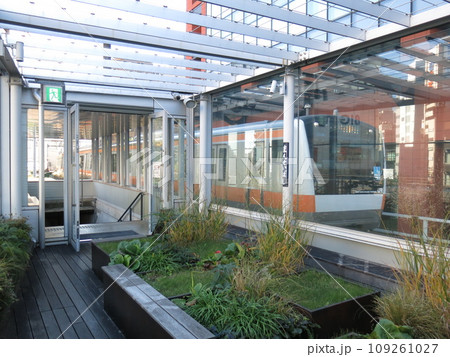 JR中央線快速電車がすぐ横を通過するマーチエキュート神田万世橋の展望デッキ 109261027