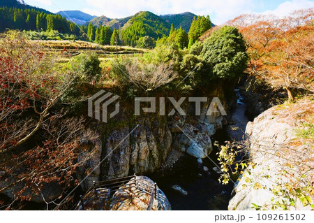 天高く肥ゆる秋、十一月の九州、中津、耶馬渓、猿飛千壺峡をさんぽ、秋空に渓谷が映える 109261502