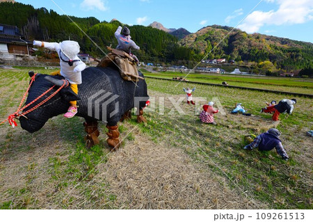 天高く肥ゆる秋、十一月の九州、中津、耶馬渓、猿飛千壺峡をさんぽ、秋空に渓谷が映える 109261513