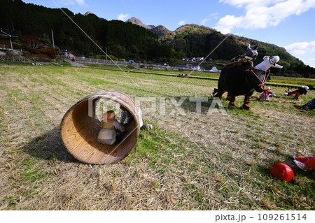 天高く肥ゆる秋、十一月の九州、中津、耶馬渓、猿飛千壺峡をさんぽ、秋空に渓谷が映える 109261514