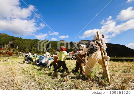 天高く肥ゆる秋、十一月の九州、中津、耶馬渓、猿飛千壺峡をさんぽ、秋空に渓谷が映える 109261520