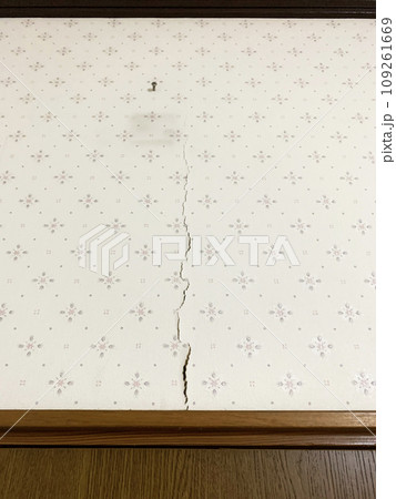 老朽化した木造住宅の壁(室内)の亀裂写真 老朽化した木造住宅の壁(室内)の亀裂写真 109261669