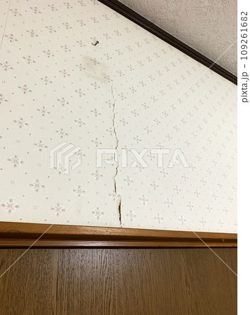 老朽化した木造住宅の壁(室内)の亀裂写真 老朽化した木造住宅の壁(室内)の亀裂写真 109261682