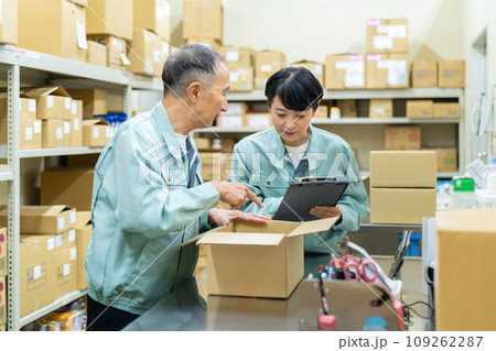 倉庫で梱包するミドルの男女の作業員 109262287