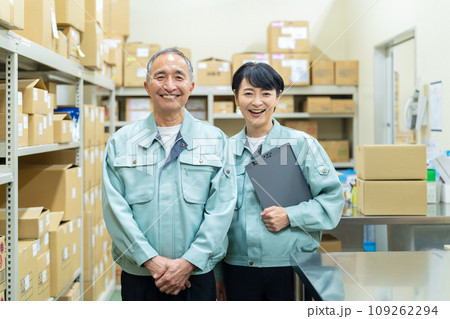 倉庫で梱包するミドルの男女の作業員 倉庫で梱包するミドルの男女の作業員 109262294