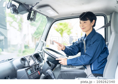 トラックを運転するミドルの女性ドライバー 109262340