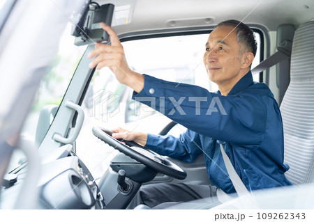 トラックを運転するミドルの男性ドライバー 109262343