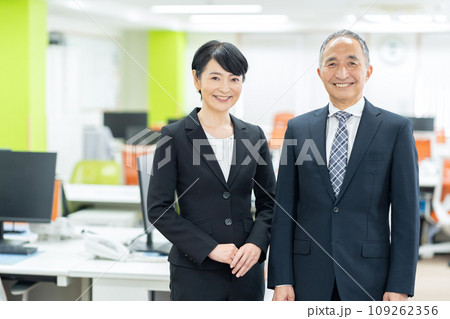 オフィスで働く管理職のミドルの男女のビジネスマン 109262356