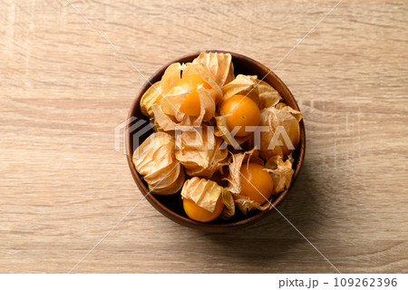 Cape gooseberry, Goldenberry or Physalis peruviana in bowl on wooden background, Table top view Cape gooseberry, Goldenberry or Physalis peruviana in bowl on wooden background, Table top view 109262396