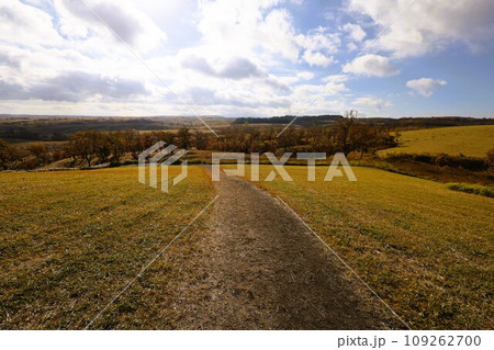 十一月、秋の九州、熊本県、阿蘇郡、南小国町にある押戸石の丘をさんぽ、天高く肥ゆる秋の空、九州ドライブ 109262700