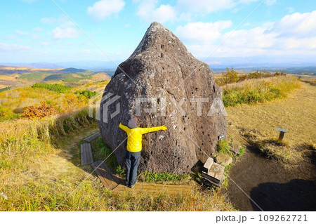 十一月、秋の九州、熊本県、阿蘇郡、南小国町にある押戸石の丘をさんぽ、天高く肥ゆる秋の空、九州ドライブ 109262721