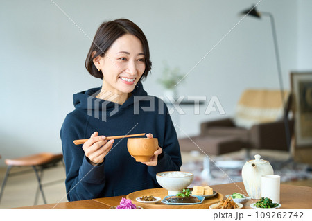 リビングで朝食を食べる女性 109262742