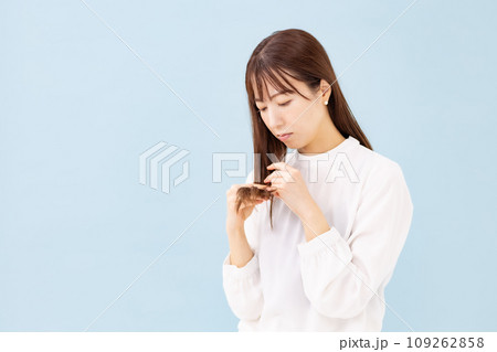 毛先を見る女性 109262858