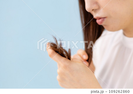 毛先を見る女性 109262860