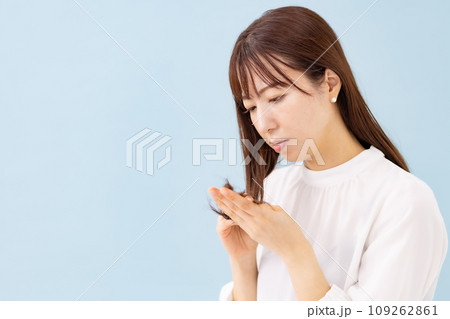 毛先を見る女性 毛先を見る女性 109262861
