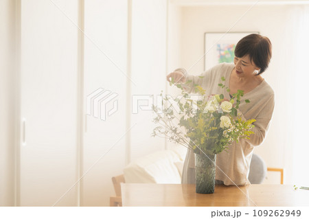 花を活けるミドル女性・花のある暮らし 花を活けるミドル女性・花のある暮らし 109262949