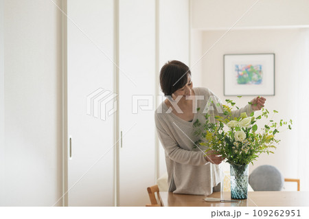 花を活けるミドル女性・花のある暮らし 花を活けるミドル女性・花のある暮らし 109262951
