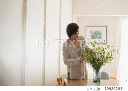 花を活けるミドル女性・花のある暮らし 109262954
