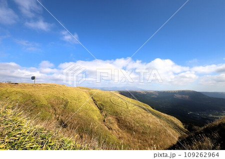 十一月の九州、秋の熊本県、阿蘇カルデラドライブ、天空の景色を展望台から望む 109262964