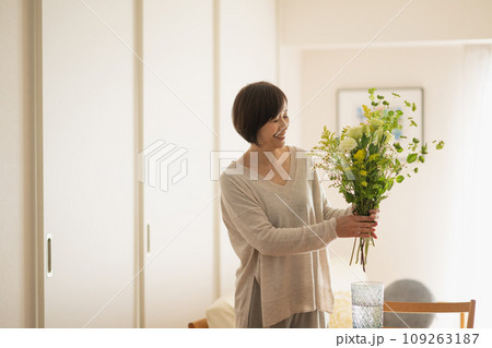 花を活けるミドル女性・花のある暮らし 花を活けるミドル女性・花のある暮らし 109263187