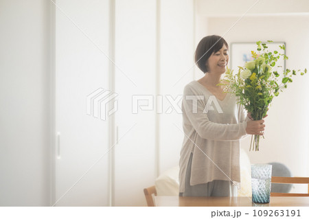 花を活けるミドル女性・花のある暮らし 109263191