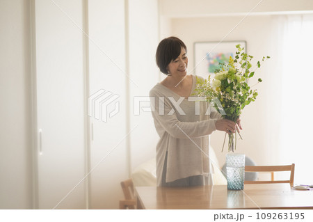 花を活けるミドル女性・花のある暮らし 109263195