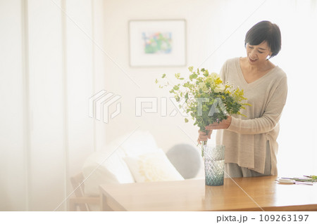 花を活けるミドル女性・花のある暮らし 109263197