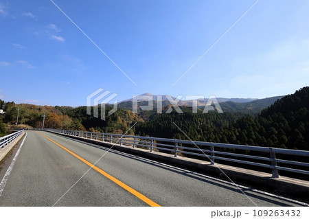 十一月の九州、くじゅう連山ドライブ、大分県九重町と熊本県小国町とふたつの県をまたぐ 十一月の九州、くじゅう連山ドライブ、大分県九重町と熊本県小国町とふたつの県をまたぐ 109263432