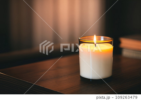 暗闇に光るろうそく（AI生成画像） 109263479