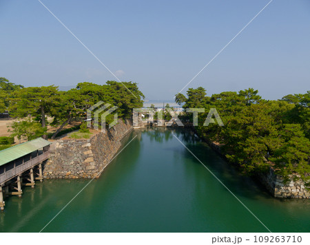 高松市立玉藻公園　史跡高松城址天守台からの水門方面風景 109263710