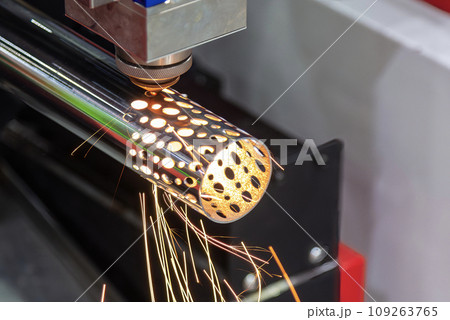 The fiber laser cutting machine cut the stainless steel tube and sparkling light. 109263765