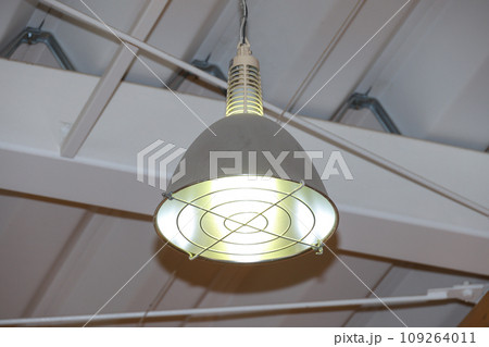 照明、ライト、電球、灯り、光、照明機器、照明器具、天井、倉庫、体育館、電気、明かり、電燈、節電 照明、ライト、電球、灯り、光、照明機器、照明器具、天井、倉庫、体育館、電気、明かり、電燈、節電 109264011