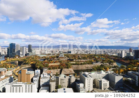 十一月の大阪、紅葉の大阪城公園、秋空の大阪城を望む、オオサカビジネスパーク、新しいホテル 十一月の大阪、紅葉の大阪城公園、秋空の大阪城を望む、オオサカビジネスパーク、新しいホテル 109264252