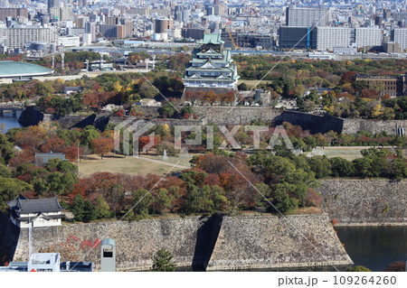 十一月の大阪、紅葉の大阪城公園、秋空の大阪城を望む、オオサカビジネスパーク、新しいホテル 十一月の大阪、紅葉の大阪城公園、秋空の大阪城を望む、オオサカビジネスパーク、新しいホテル 109264260