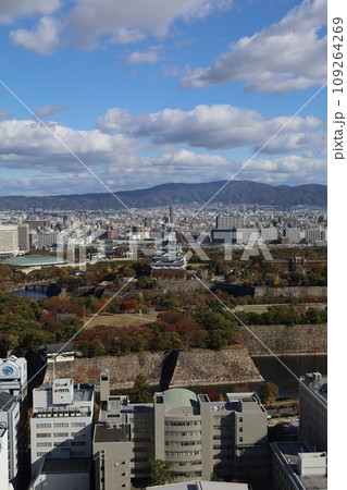 十一月の大阪、紅葉の大阪城公園、秋空の大阪城を望む、オオサカビジネスパーク、新しいホテル 十一月の大阪、紅葉の大阪城公園、秋空の大阪城を望む、オオサカビジネスパーク、新しいホテル 109264269