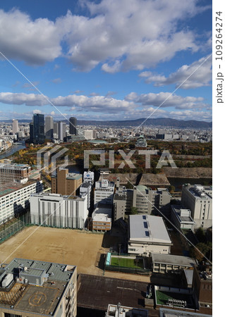 十一月の大阪、紅葉の大阪城公園、秋空の大阪城を望む、オオサカビジネスパーク、新しいホテル 十一月の大阪、紅葉の大阪城公園、秋空の大阪城を望む、オオサカビジネスパーク、新しいホテル 109264274