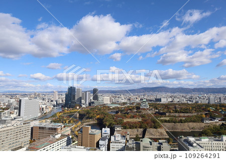十一月の大阪、紅葉の大阪城公園、秋空の大阪城を望む、オオサカビジネスパーク、新しいホテル 十一月の大阪、紅葉の大阪城公園、秋空の大阪城を望む、オオサカビジネスパーク、新しいホテル 109264291