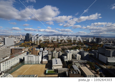 十一月の大阪、紅葉の大阪城公園、秋空の大阪城を望む、オオサカビジネスパーク、新しいホテル 十一月の大阪、紅葉の大阪城公園、秋空の大阪城を望む、オオサカビジネスパーク、新しいホテル 109264303