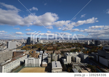十一月の大阪、紅葉の大阪城公園、秋空の大阪城を望む、オオサカビジネスパーク、新しいホテル 十一月の大阪、紅葉の大阪城公園、秋空の大阪城を望む、オオサカビジネスパーク、新しいホテル 109264306