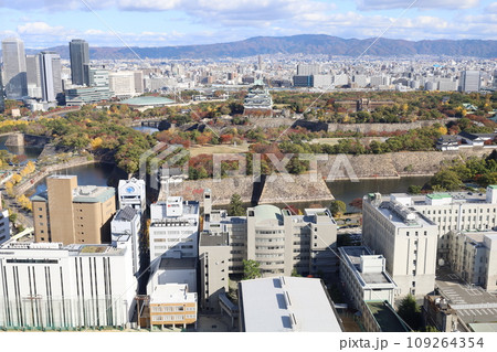 十一月の大阪、紅葉の大阪城公園、秋空の大阪城を望む、オオサカビジネスパーク、新しいホテル 十一月の大阪、紅葉の大阪城公園、秋空の大阪城を望む、オオサカビジネスパーク、新しいホテル 109264354