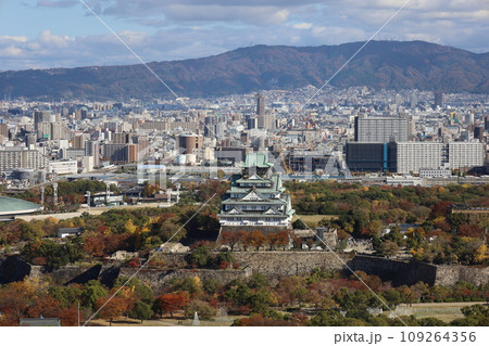 十一月の大阪、紅葉の大阪城公園、秋空の大阪城を望む、オオサカビジネスパーク、新しいホテル 109264356