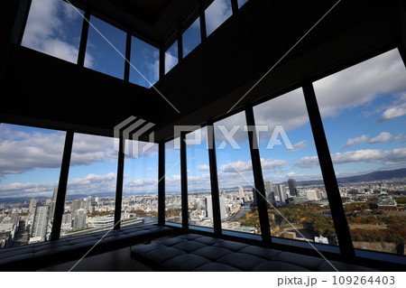 十一月の大阪、紅葉の大阪城公園、秋空の大阪城を望む、オオサカビジネスパーク、新しいホテル 十一月の大阪、紅葉の大阪城公園、秋空の大阪城を望む、オオサカビジネスパーク、新しいホテル 109264403