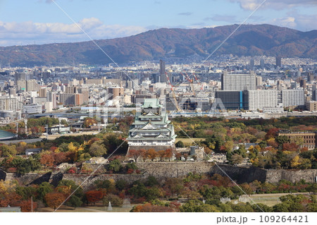 十一月の大阪、紅葉の大阪城公園、秋空の大阪城を望む、オオサカビジネスパーク、新しいホテル 109264421