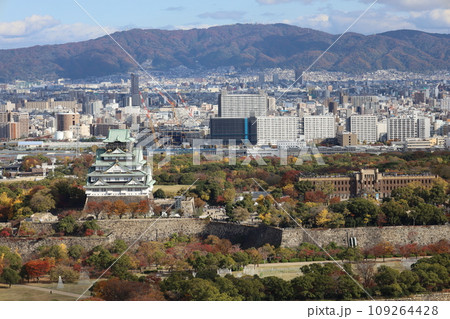 十一月の大阪、紅葉の大阪城公園、秋空の大阪城を望む、オオサカビジネスパーク、新しいホテル 十一月の大阪、紅葉の大阪城公園、秋空の大阪城を望む、オオサカビジネスパーク、新しいホテル 109264428